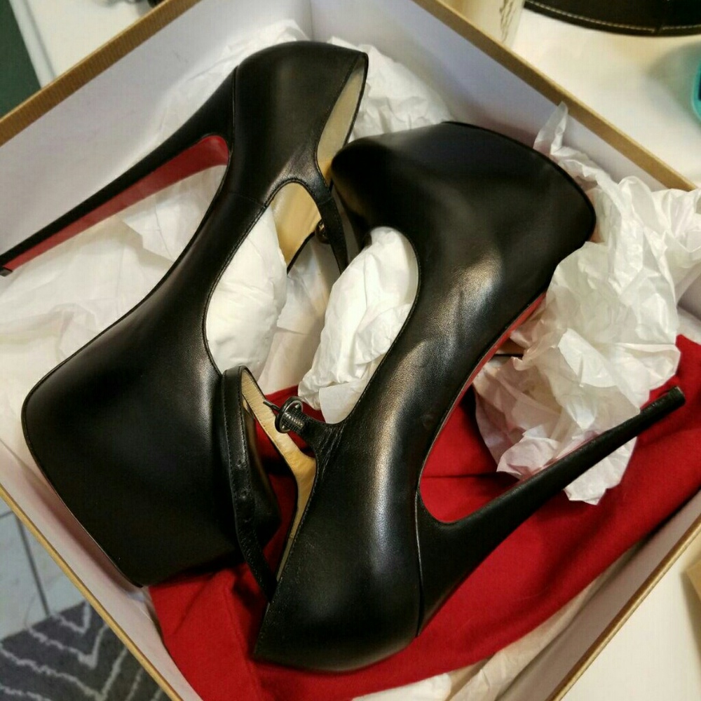 Shoe - Picture 2 of 2